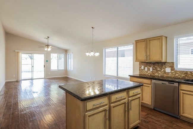 Building Photo - 3 Bedroom Home in Phoenix