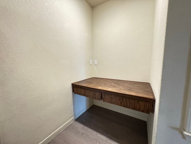 Foto del edificio - 5804 Rustler Dr