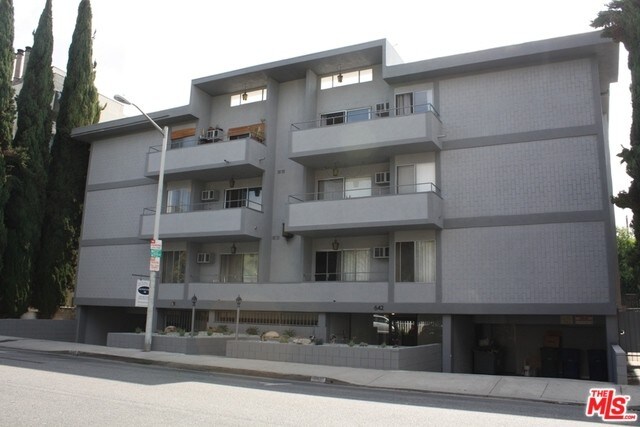 Foto principal - 642 N W Knoll Dr