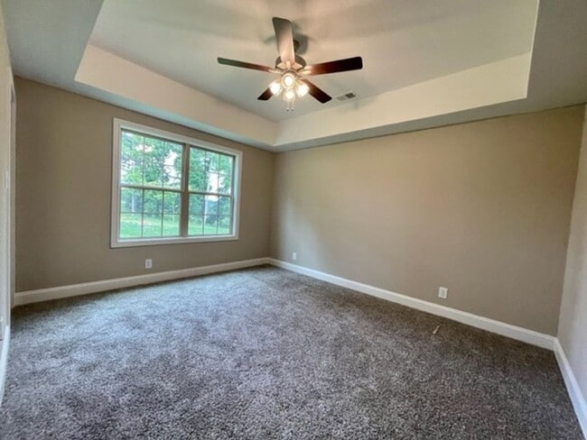 Building Photo - 3 Bedroom 2 Bathroom Home