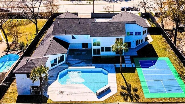 Building Photo - 12564 Memorial Dr