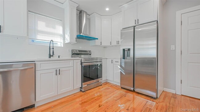 Building Photo - 436 E 5th St