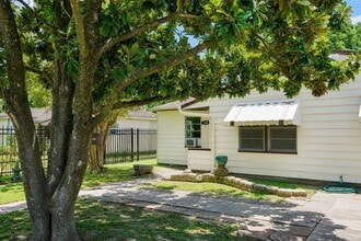Building Photo - 7328 Oak Hl