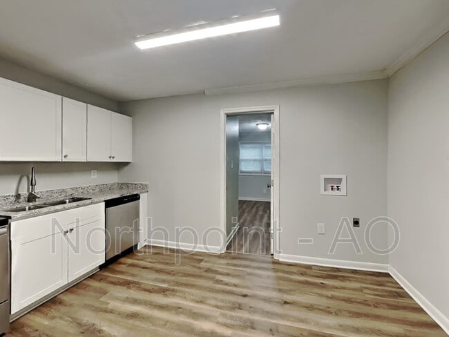 Building Photo - 2168 Rexford Dr