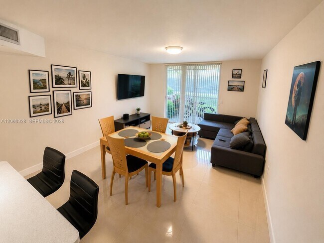 Foto del edificio - 8255 Lake Dr