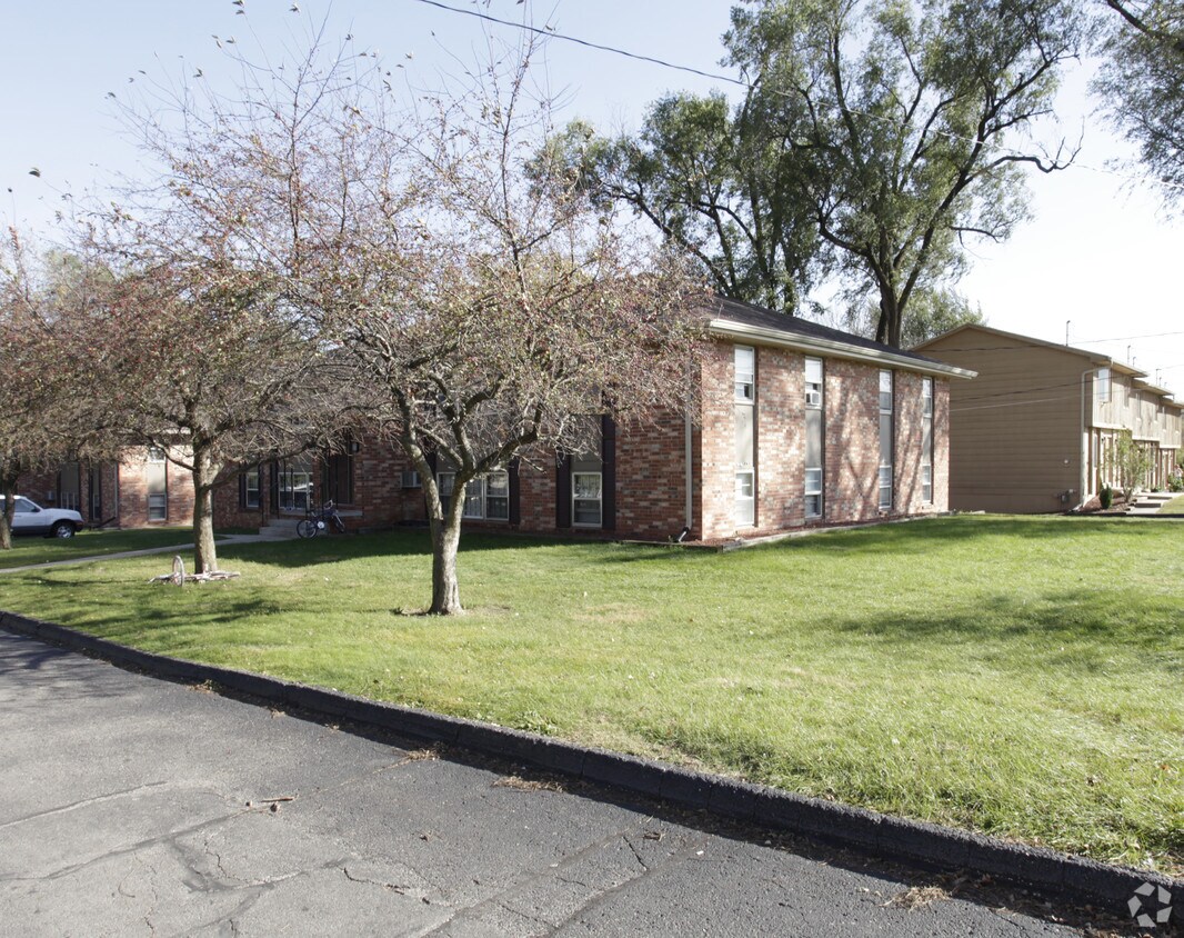 Crestwood Apartments in Clive, IA