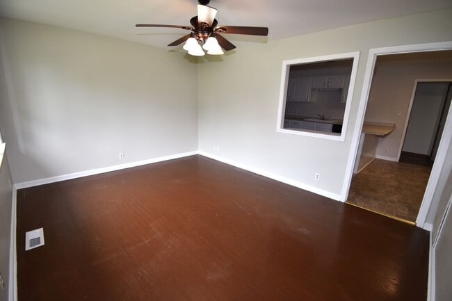 Building Photo - 304 Hilldale Ln
