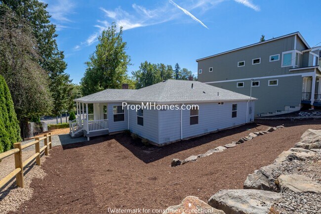 Foto del edificio - Updated Three Bedroom Home in Milwaukie - Large Fenced Yard!