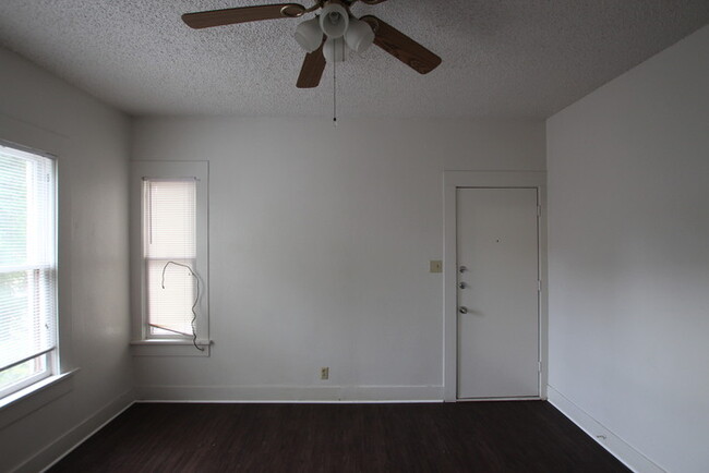 Building Photo - Tour Today! 1 Bedroom 1 Bath Apartment in ...