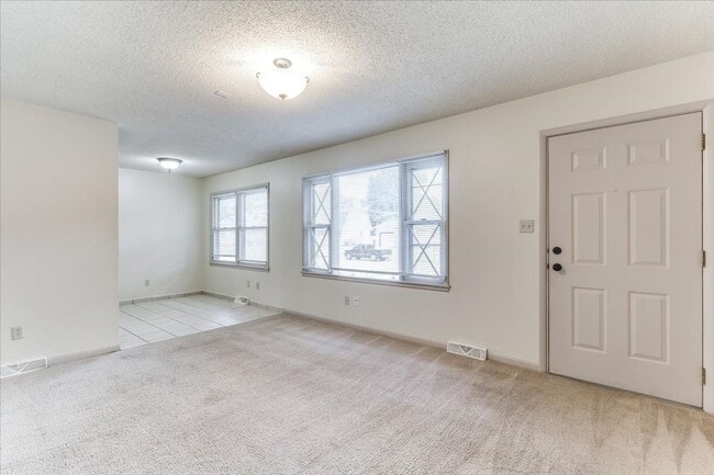 Building Photo - 554 S Circle Dr