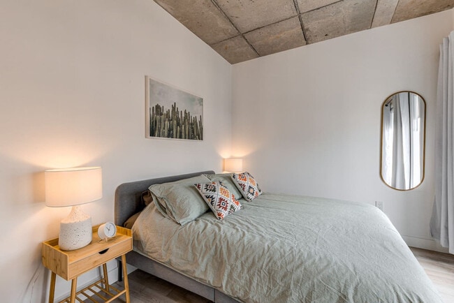 Building Photo - 735 Boulevard Charest E