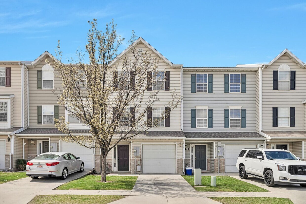 Primary Photo - Stunning 3 Bed - 2 Bath Pet-Friendly Roy T...
