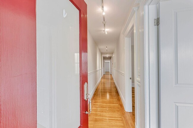 Foto del edificio - Stylish Top-Floor Two Bedroom and One and ...