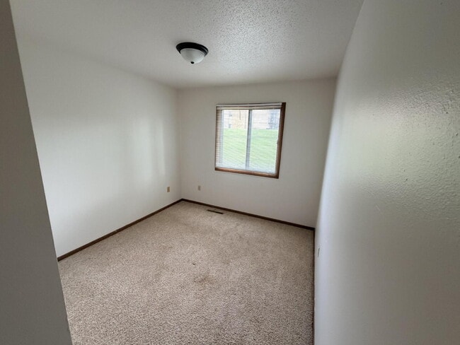 Building Photo - "Charming & Cozy 2-Bed Gem in Minot - Perfectly Priced & Ideally Located!"