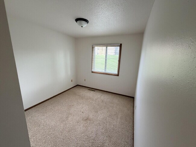Foto del edificio - "Charming & Cozy 2-Bed Gem in Minot - Perfectly Priced & Ideally Located!"