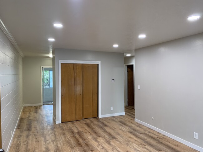 Building Photo - 896 Raymond Dr
