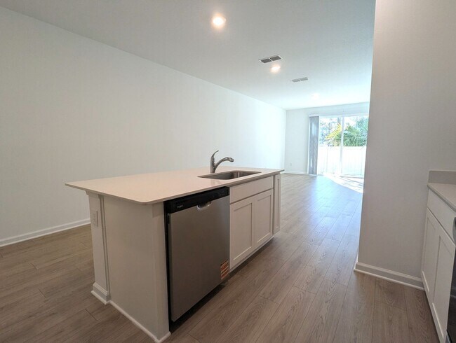Foto del edificio - BRAND NEW 3 Bedroom, 2.5 Bath Townhome located on the Westside - CLOSE TO NAS JAX, RESTAURANTS, S...