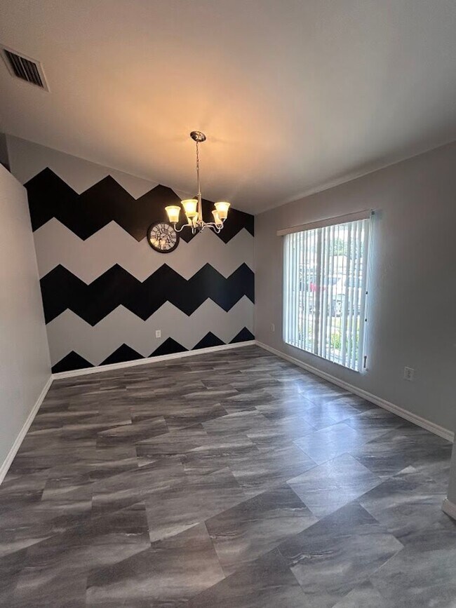 Building Photo - 4 Bed Plus Den Pool Home