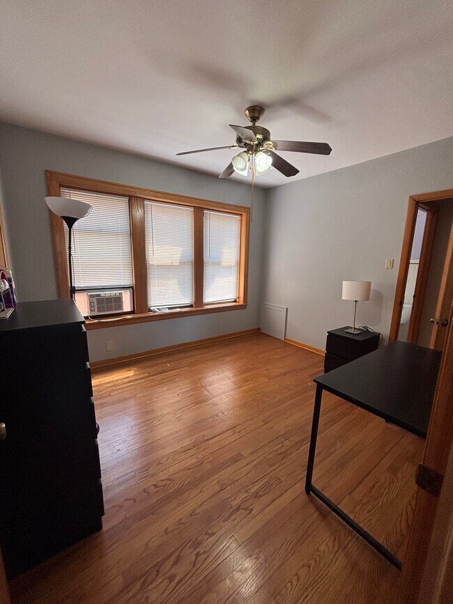 room 1 - 2421 W Hollywood Ave