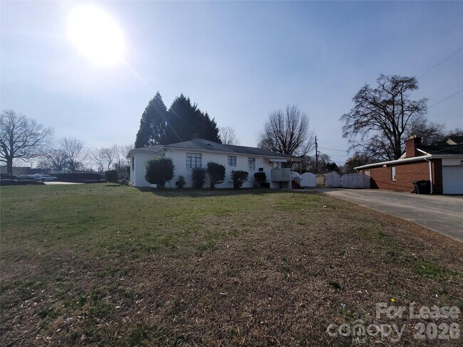 Foto del edificio - 1348 E Woodlawn Rd