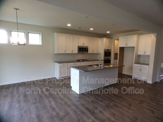 Building Photo - 107 Torridge Ave
