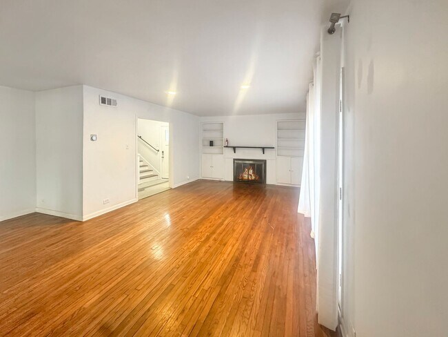 Building Photo - Alamo Heights Move In ready