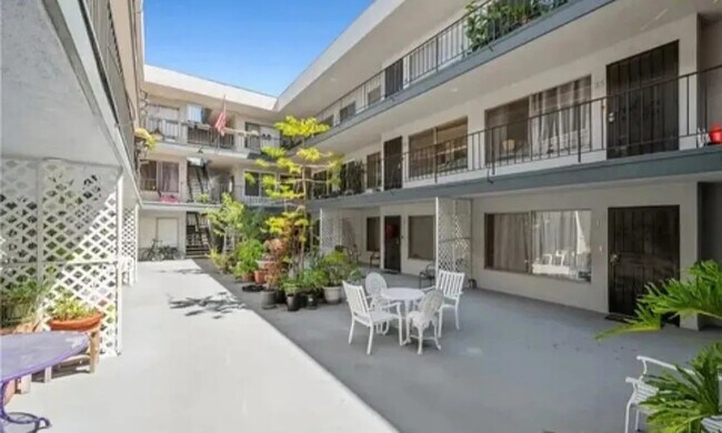 Foto del edificio - 120 Alamitos Ave