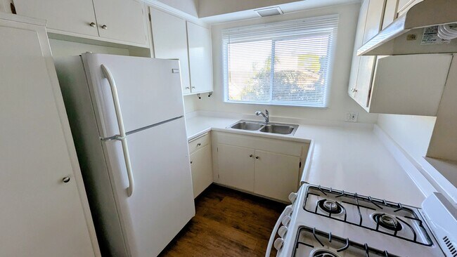 #304 Cocina - Mountain Shadow Apartments