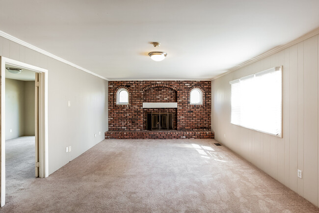 Building Photo - 3 bed 2 bath in Noblesville with fenced in...