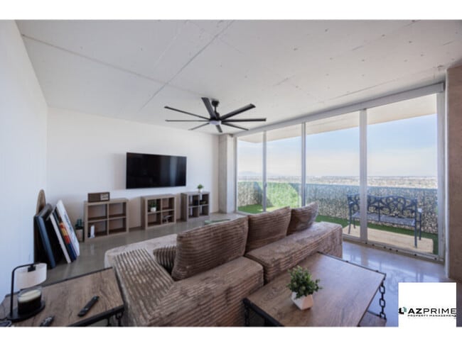 Foto del edificio - Check Out This Stunning 2/2 Luxury Condo Offering Panoramic Skyline Views And Sophisticated Modern F