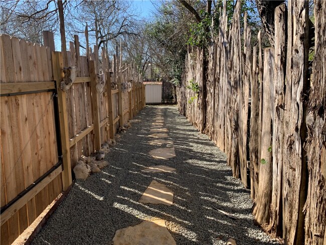 Foto del edificio - 3303 Carol Ann Dr