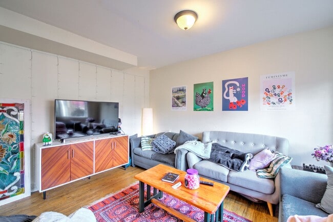 Foto del edificio - 8 Bedroom home in the Heart of the U-district