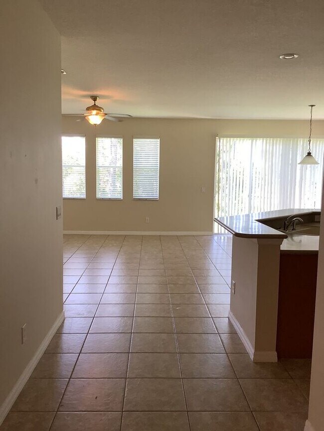Foto del edificio - NEWBURY PARK -9157 Leeland Archer Blvd. Or...