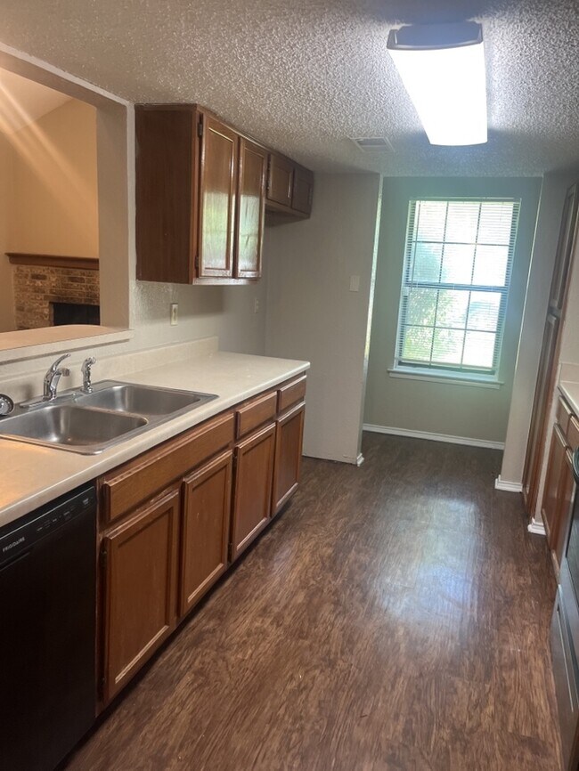Building Photo - 2/2 With Loft Townhouse!
