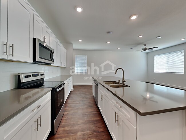 Building Photo - 10413 Medusita St