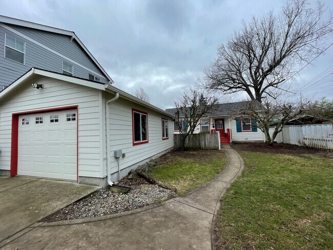 Building Photo - Charming and Updated 1913's Home! Woodstoc...