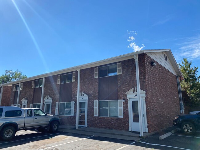 Building Photo - Two Bedroom Town Home on Florida Rd.