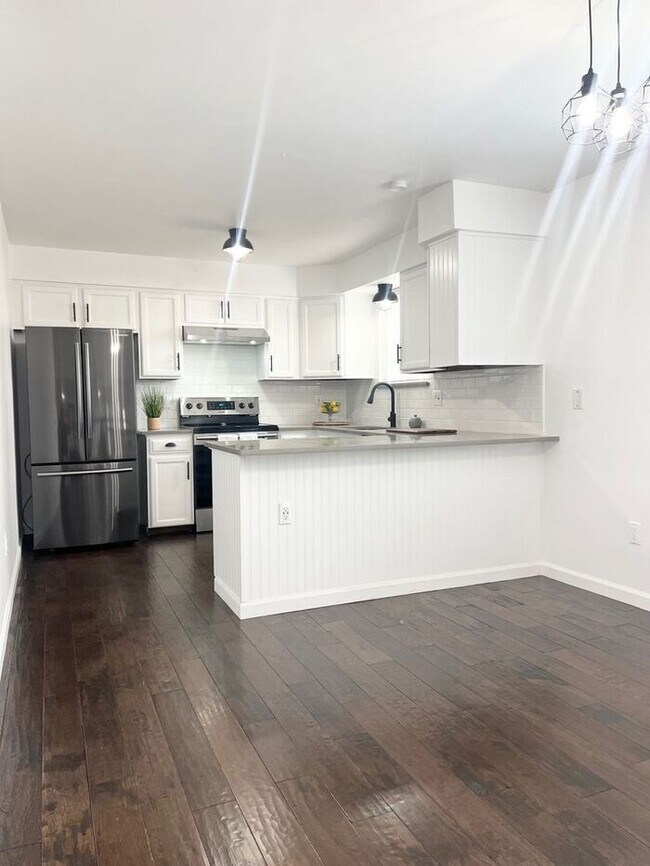 Building Photo - Beautifully Updated Modern Farmhouse 3 bed...