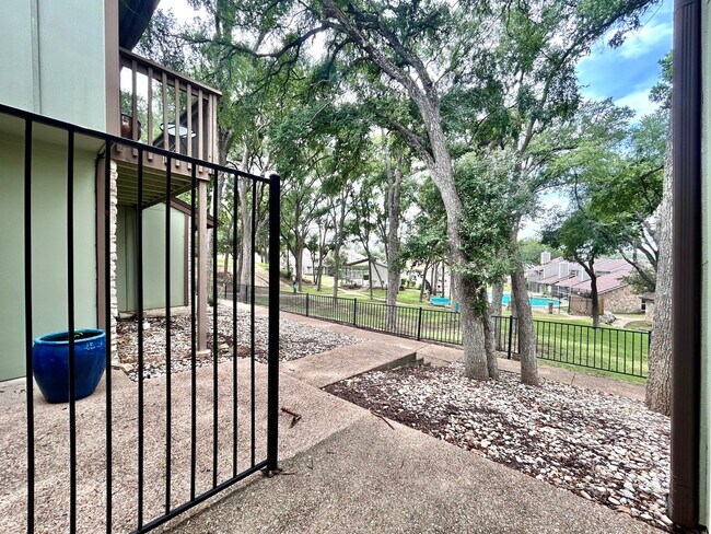 Foto del edificio - Beautiful 3BR/2BA Two-Level Home with Tall...