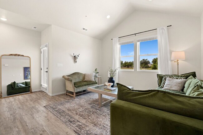 Foto del edificio - Newer 2bd condo in neighborhood with pool ...