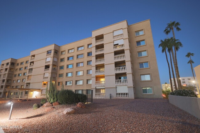 Foto del edificio - 7820 E Camelback Rd