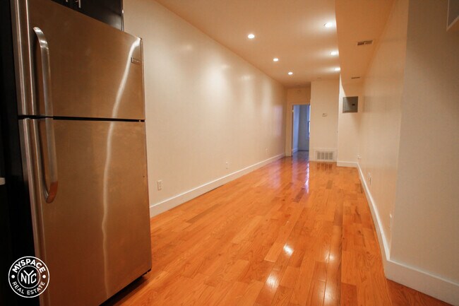 Foto del edificio - 145 Driggs Ave