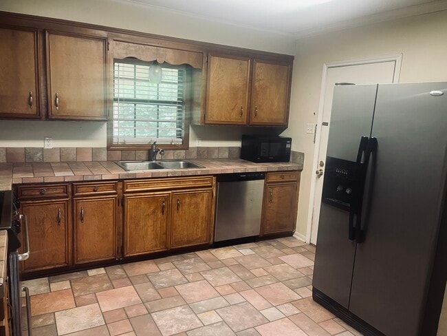 Building Photo - 5808 Hiawatha Dr