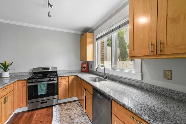 Building Photo - 1925 Leavenworth St