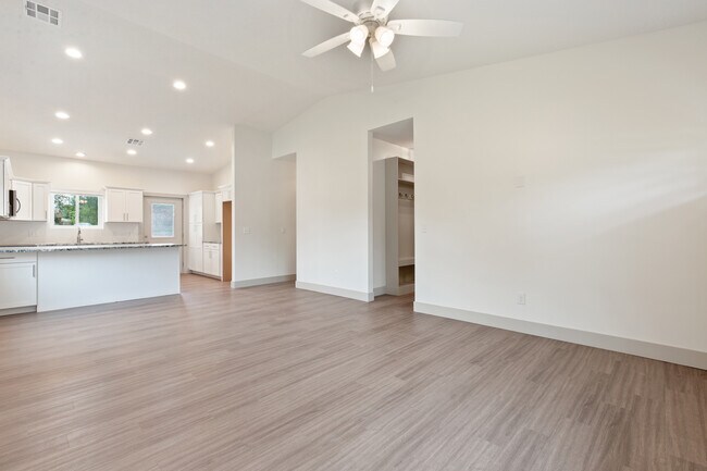 Building Photo - 123 S 200th E Ave