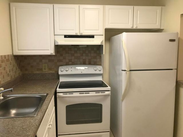 Building Photo - 9915 Sandalfoot Blvd