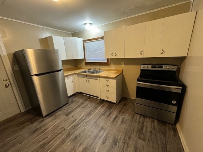 Building Photo - AVAILABLE NOW!