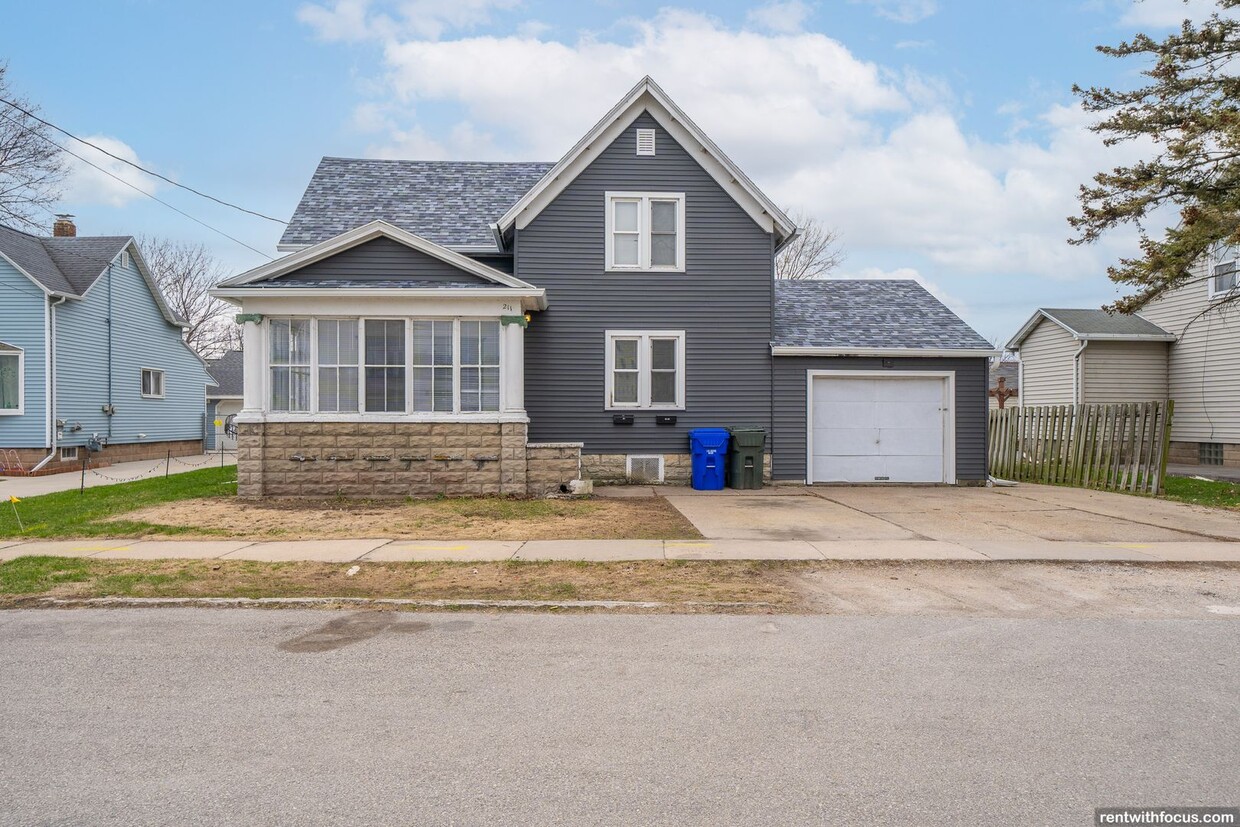 211 Oak St Unit 211 1/2, Kaukauna, WI 54130 Room for Rent in Kaukauna