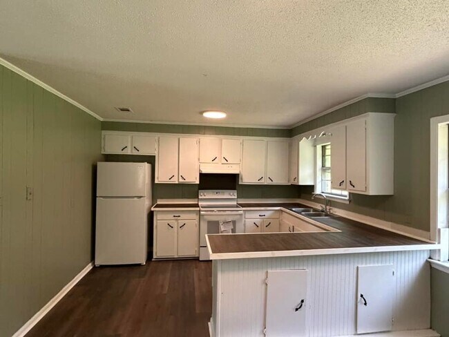 Building Photo - 3 bedroom 1.5 bath home available for rent