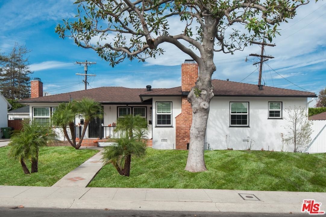 Great curbside appeal. - 6843 W 85th Pl